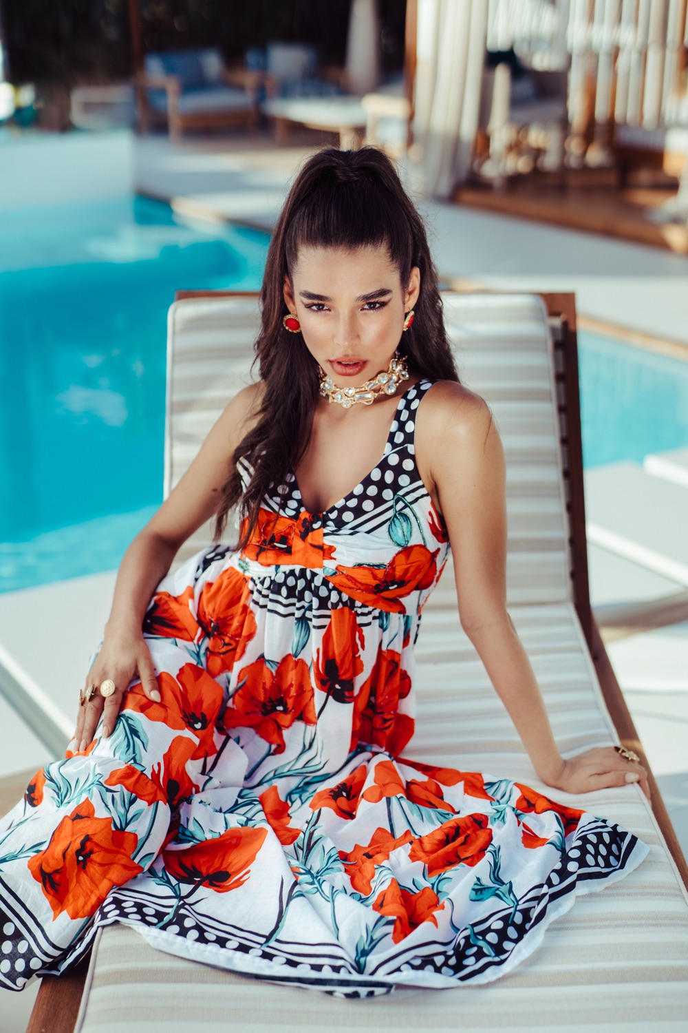 Modella che mostra un abito della collezione PE25 di Ayfee